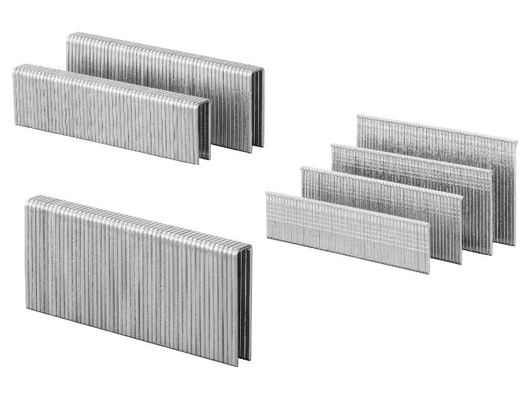 Stapelen van zilveren nietjes voor een nietpistool.