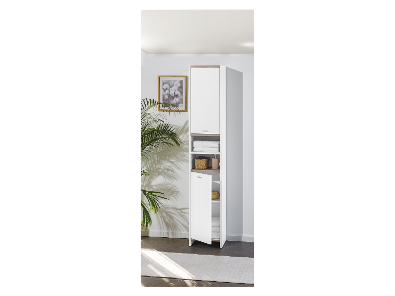 Hoge witte badkamerkast met planken en deur.