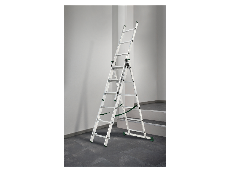 Een Parkside vouwladder staat op een grijze tegelvloer.