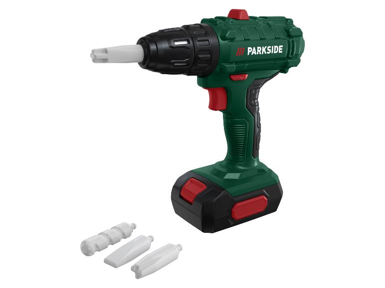 Parkside groene boormachine met witte accessoires op een witte achtergrond.