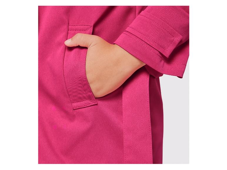 Detail van een roze jas met een zak.