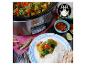 Een Crock-Pot slowcooker met curry, rijst en naanbrood voor meer dan 10 personen.