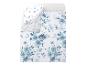 Dekbedovertrekset met kussen, met een blauw aquarel bloemenpatroon op een witte achtergrond.