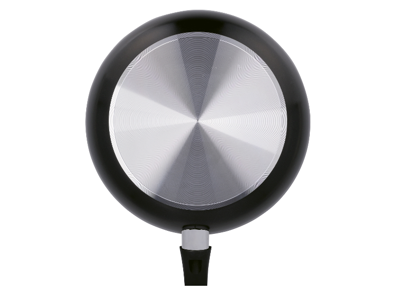 Een zwarte koekenpan met een glanzende bodem van roestvrij staal.