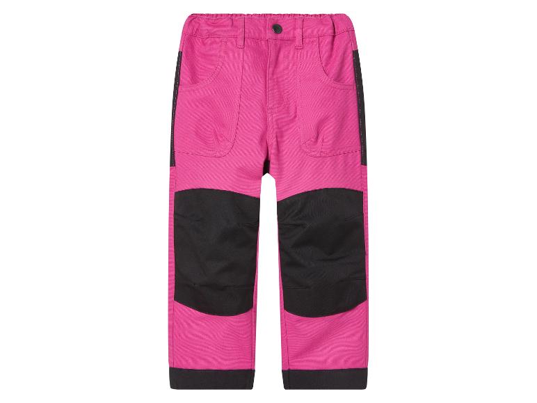 Roze kinderbroek met zwarte verstevigingen.