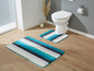 Twee badmatten met turquoise strepen in een badkamer.