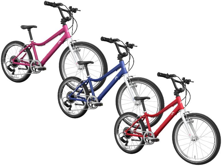 Drie kinderfietsen in roze, blauw en rood, met bijpassende kleinere fietsen.