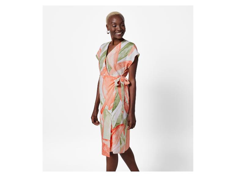 Wikkeljurk met bloemenprint, zomerse stijl.