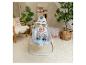 Babywieg met blije baby in woonkamer