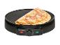 Zwart SilverCrest crêpe-apparaat met twee crêpes op het oppervlak.