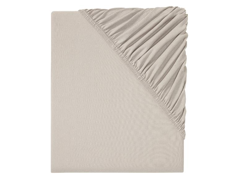 Beige hoeslaken en vlak laken.