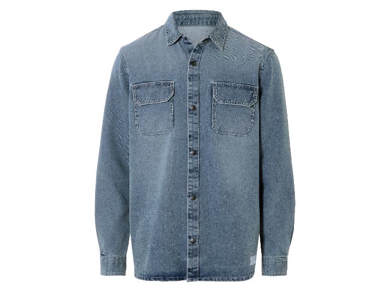 Een lichtblauw denim overhemd met lange mouwen.