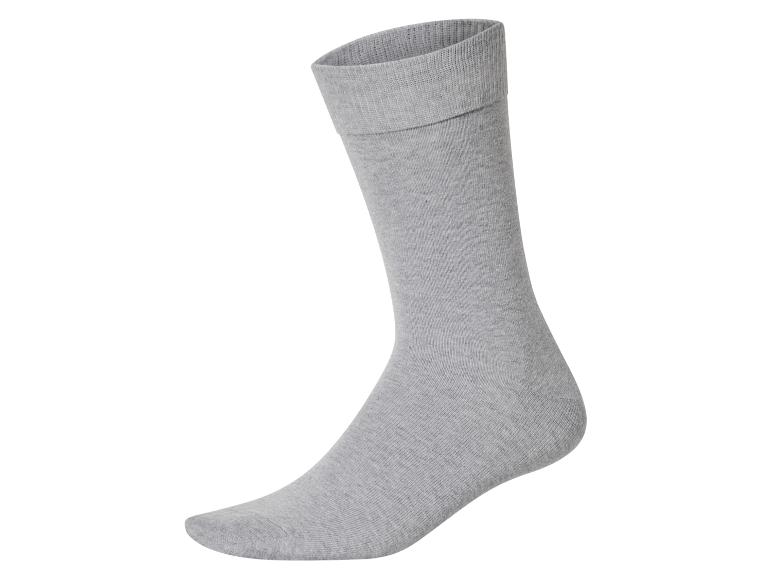 Grijze katoenen sok, zijaanzicht, op een witte achtergrond.