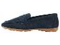 Een paar blauwe suède mocassins met een bruine zool.