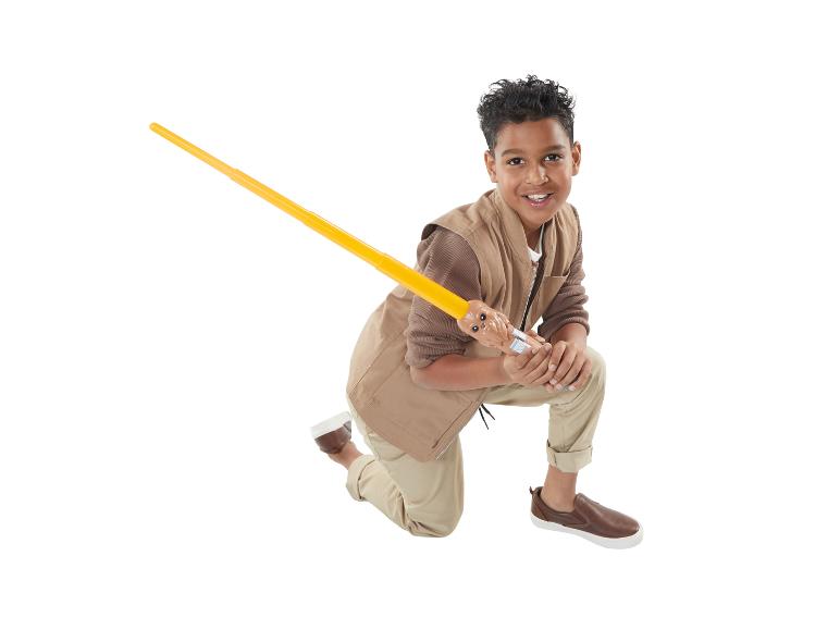 Een jongen in een bruine outfit met een Star Wars-lichtje.