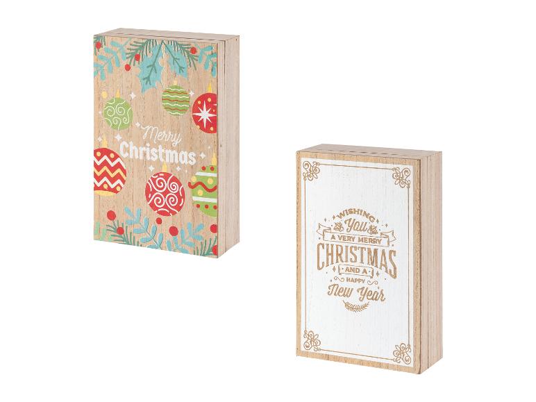 Twee houten kerstborden, één met kleurrijke ornamenten en één met tekst.