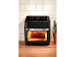 Zwarte airfryer met digitaal display dat 185 graden toont, met voedsel erin.