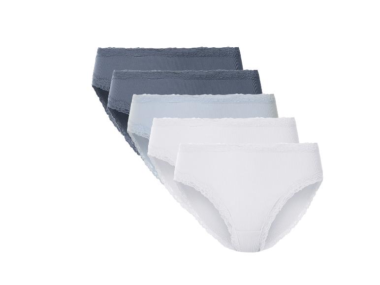 Drie paar witte, blauwe en grijze onderbroeken met kant.