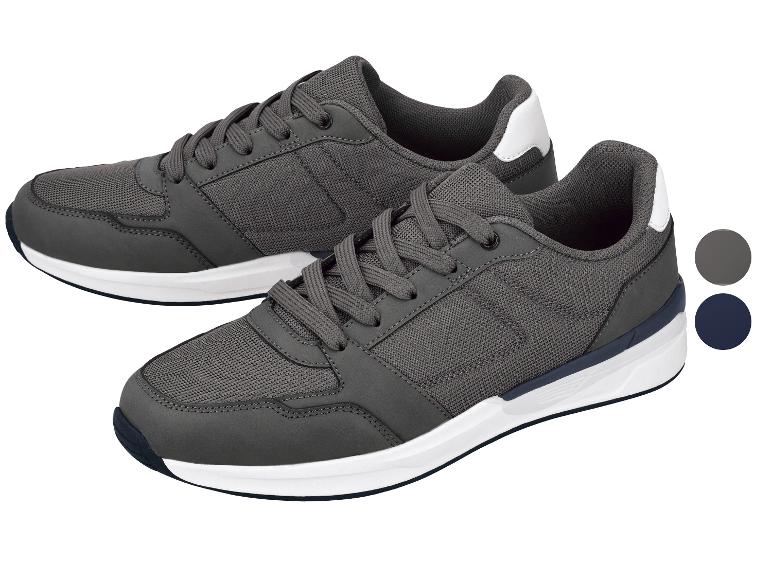 Twee paar grijze herensneakers met witte zolen, één met een donkerblauw accent.