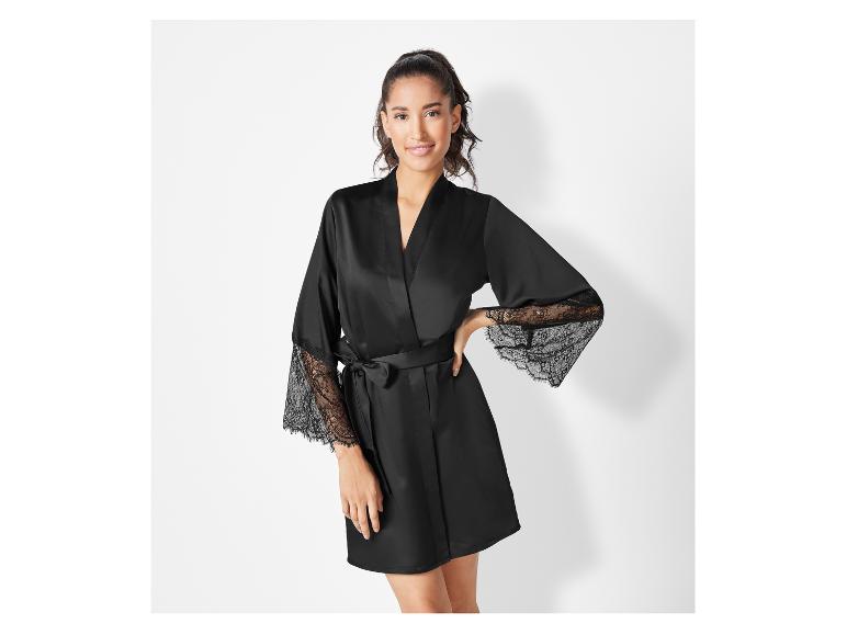 Een zwarte satijnen badjas met kant details.