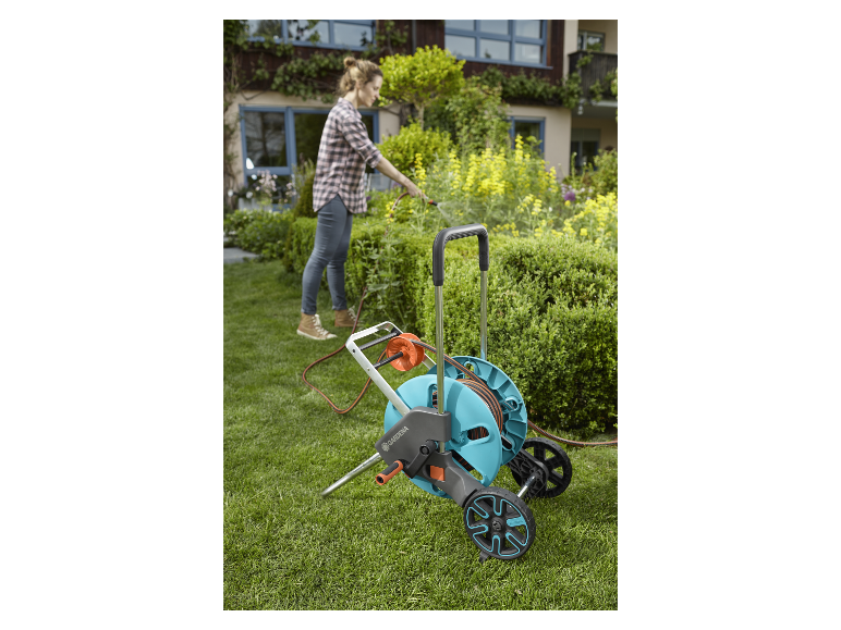 Gardena tuinsproeiersysteem met haspel op wielen.