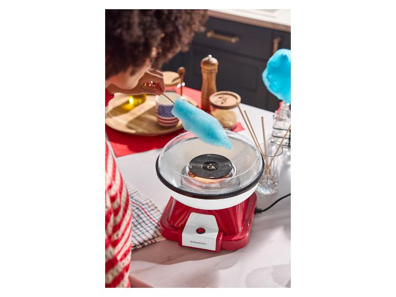 Een persoon maakt blauwe suikerspin met een SilverCrest suikerspinmachine.