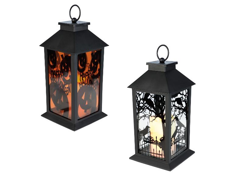 Decoratieve Halloween lantaarn met pompoenen en 'Happy Halloween', en lantaarn met boom en raven.