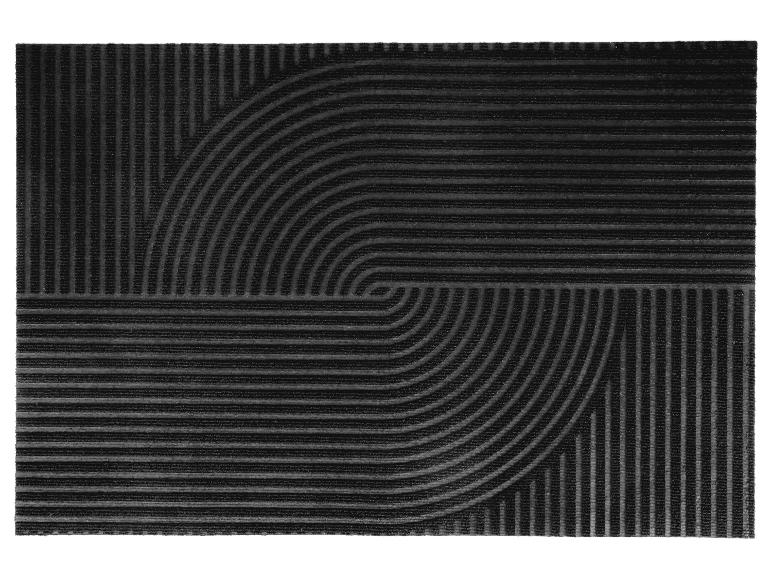 Zwarte rechthoekige mat met een geometrisch patroon van horizontale en gebogen lijnen.