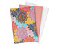 Drie theedoeken met mandala-print, één met roze, één met witte stippen en één met een kleurrijk ontwerp.