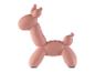Een roze ballondier in de vorm van een giraffe.