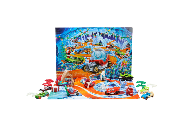 Kerstadventskalender met speelgoedauto's en feestelijke accessoires tegen een winterwonderlandachtergrond.