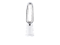 Moderne bladloze ventilator in wit en zilver op een zwarte achtergrond.