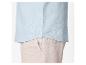 Lichtblauw linnen overhemd en beige linnen broek.