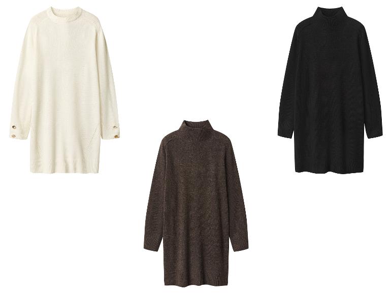 Drie trui-jurken: één crèmekleurig met knopen, één bruin en één zwart, beide met een hoge kraag.