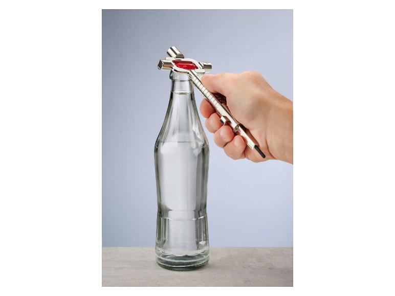 Een hand opent een glazen fles met een metalen flesopener.