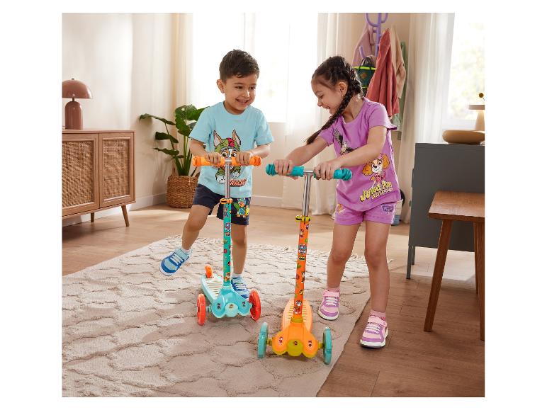 Twee kinderen spelen met Paw Patrol stepjes.