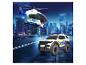 Speelgoed politiehelikopter en politieauto met een stadsskyline op de achtergrond.
