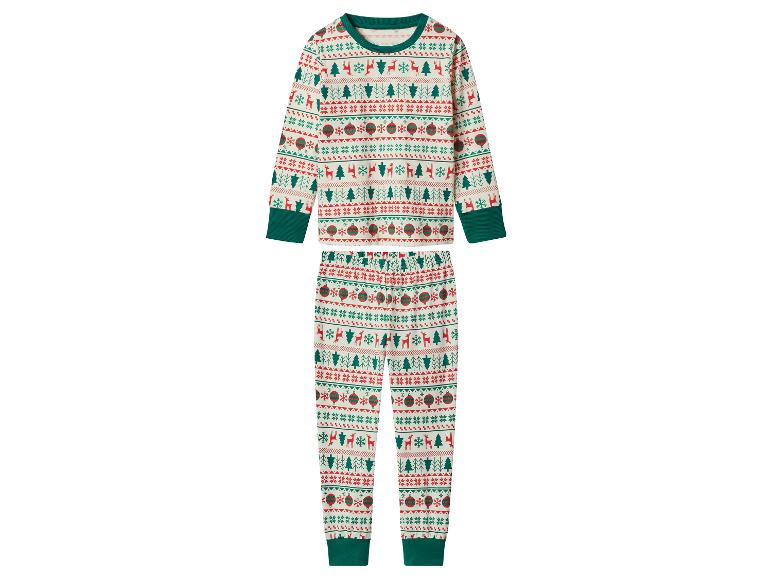 Kerstpyjama met rendier- en boomprint in rood, groen en wit.