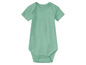 Een mintgroen babypakje met korte mouwen.