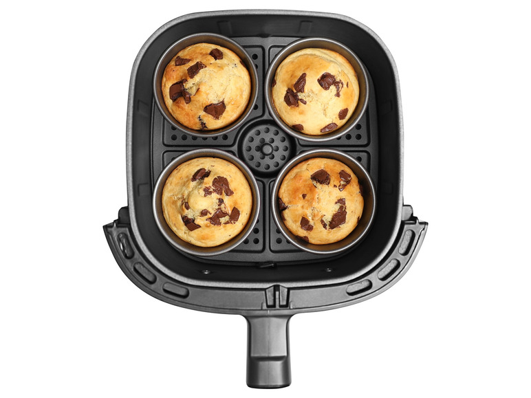 Chocolade muffins gebakken in een airfryer.