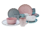 Serviesgoed: borden, kommen en mokken in roze en blauwe tinten.
