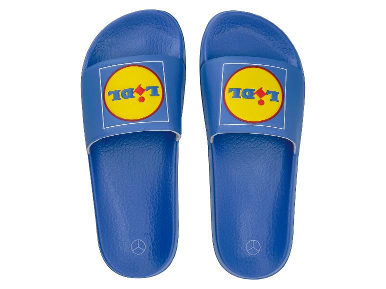 Blauwe slippers met geel logo en rode stip.