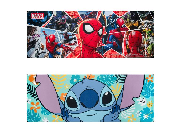 Twee rechthoekige matten: één met Spider-Man en schurken, de andere met Stitch op een tropische achtergrond.