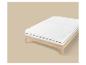 Houten bedframe met wit matras en matrasbeschermer