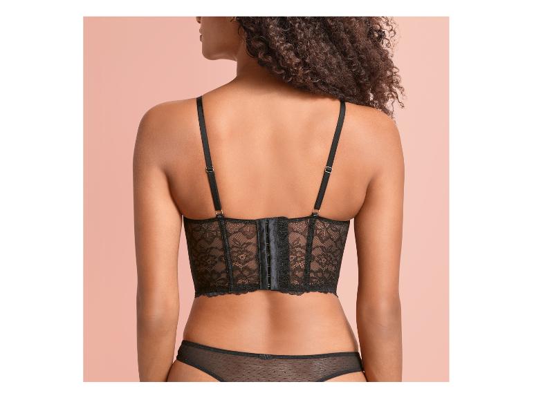 Een zwart kanten bustier en string.