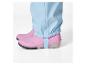 Lichtblauwe regenbroek met roze regenlaarzen.