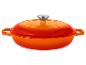 Oranje geëmailleerde gietijzeren braadpan met deksel en zilverkleurige knop.