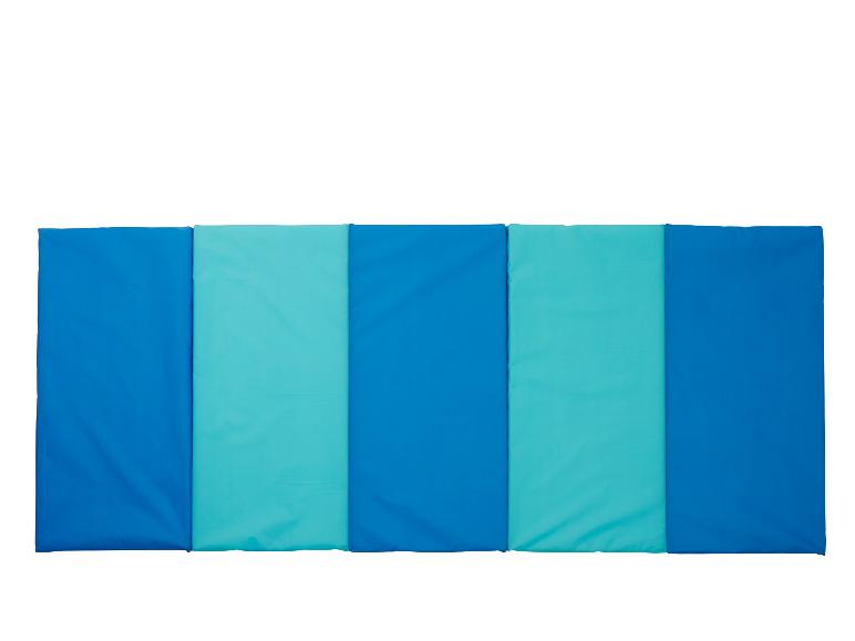 Blauw en turquoise opvouwbare turnmat met vijf panelen.