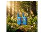 Twee blauwe walkietalkies met cartoonkinderen op een bemoste boomstam in een zonnig bos.