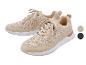 Twee beige sneakers met veters, witte zolen en lichtbruine details.